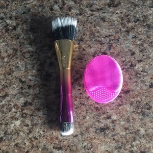 Tarte Highlighter Brush + Face Scrubbie